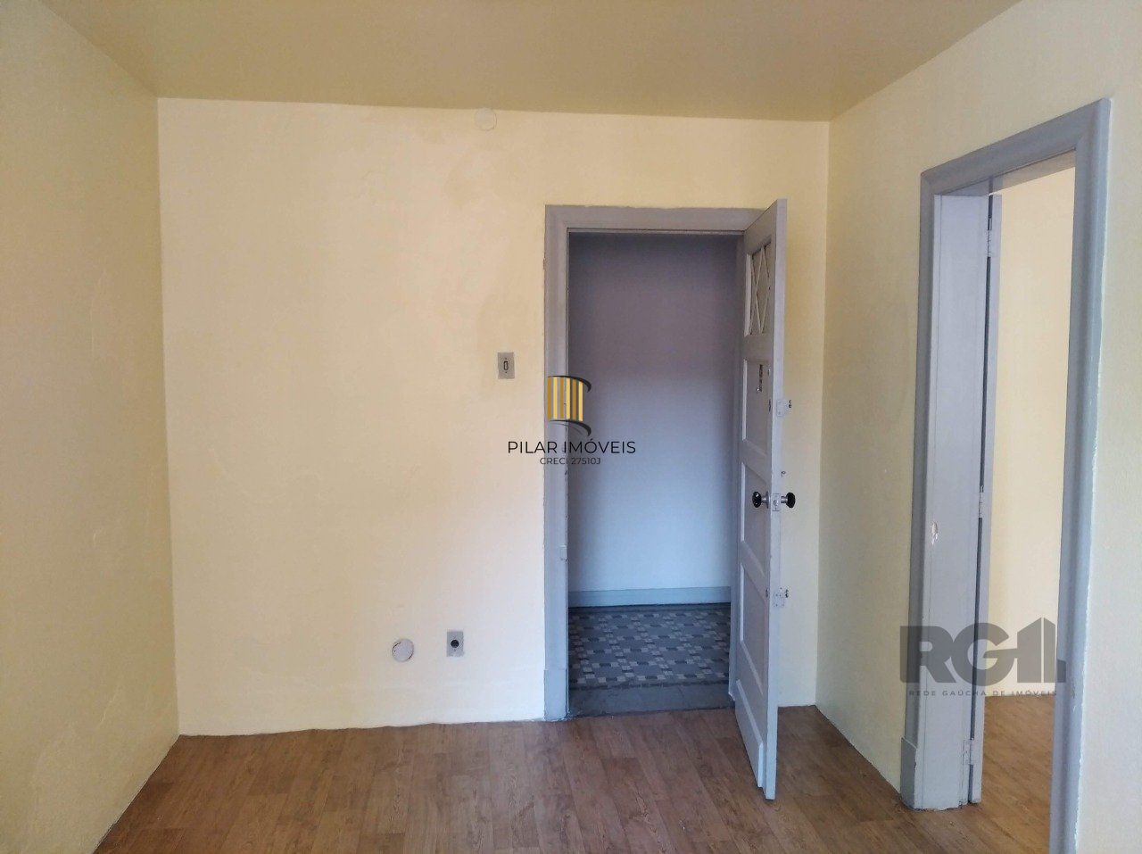 Vende sala com excelente localização próximo do Mercado Público, frente, andar alto. Condomínio oferece: Portaria em horário comercial, elevadores e câmeras de vigilância.