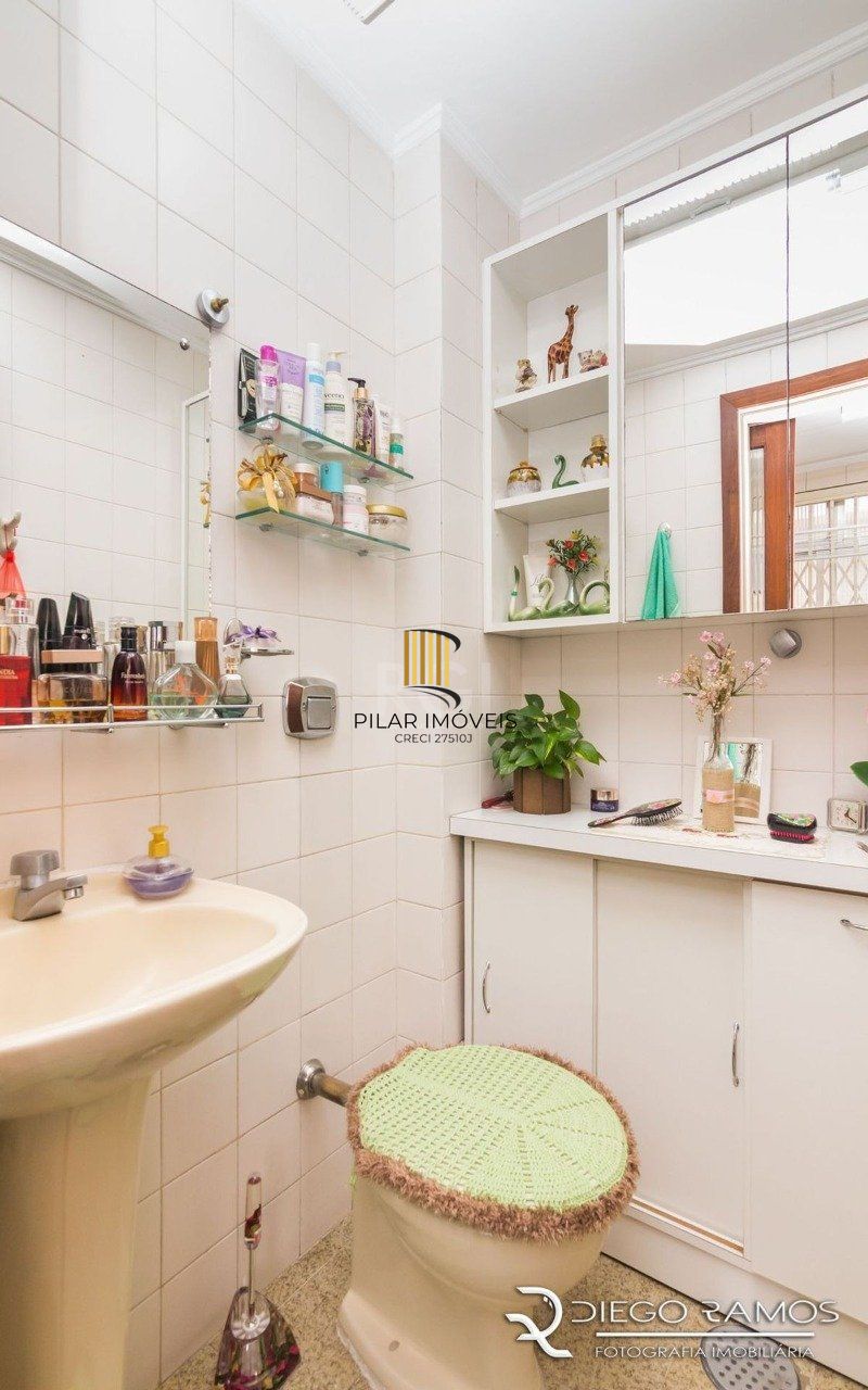 Apartamento de 2 dormitórios ,80 M² com possibilidade de transformação em 3 dormitórios. Living: Para dois ambientes e estar íntimo. Copa-Cozinha: Funcional e bem equipada. Ampla Área de Serviç