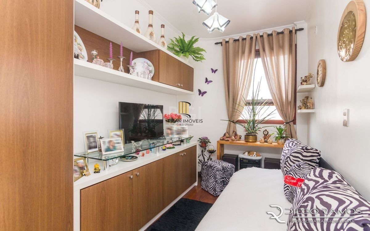 Apartamento de 2 dormitórios ,80 M² com possibilidade de transformação em 3 dormitórios. Living: Para dois ambientes e estar íntimo. Copa-Cozinha: Funcional e bem equipada. Ampla Área de Serviç