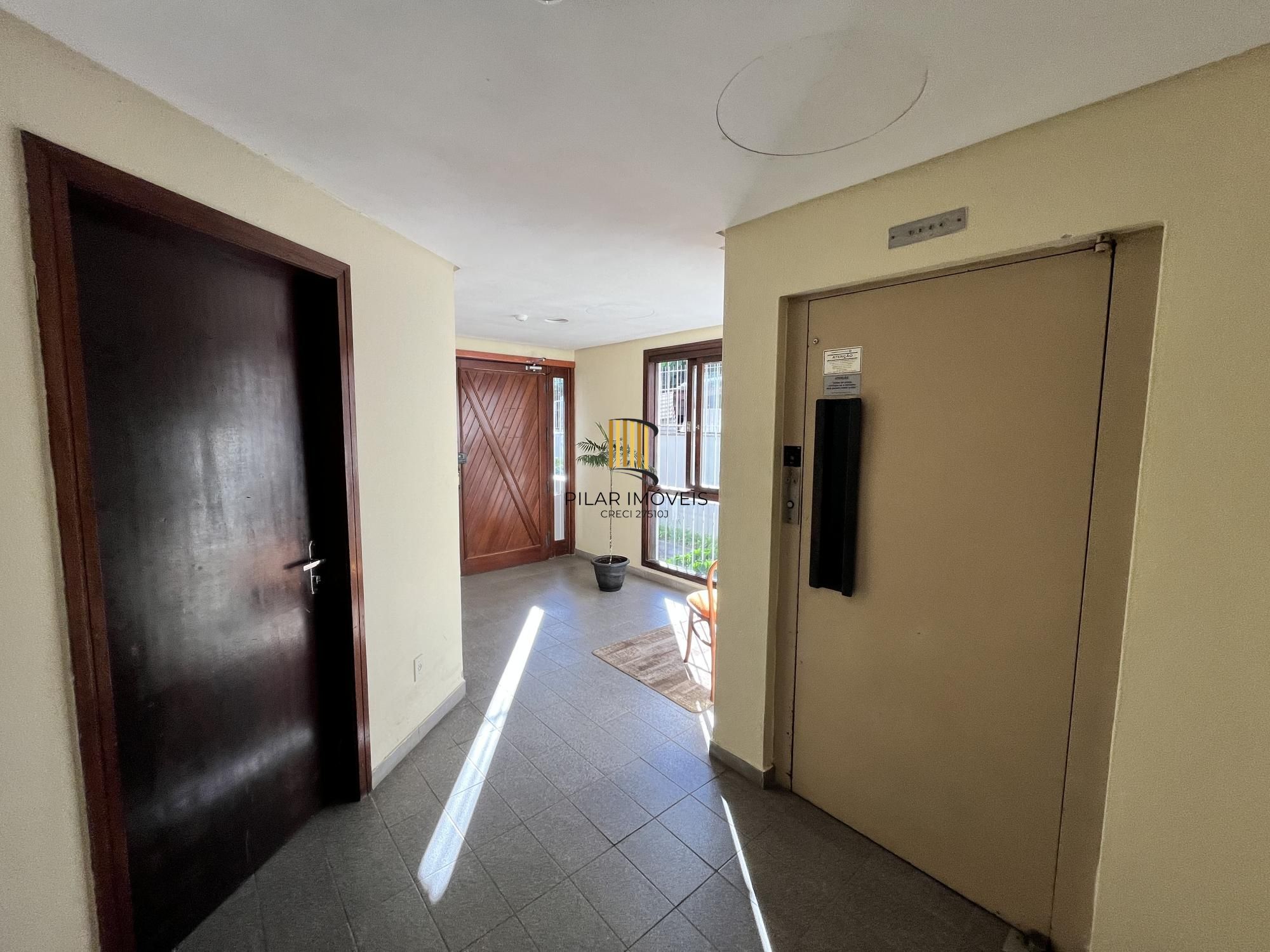 Apartamento de 2 quartos, suíte e 1 vaga de garagem no bairro Santana em POA/RS