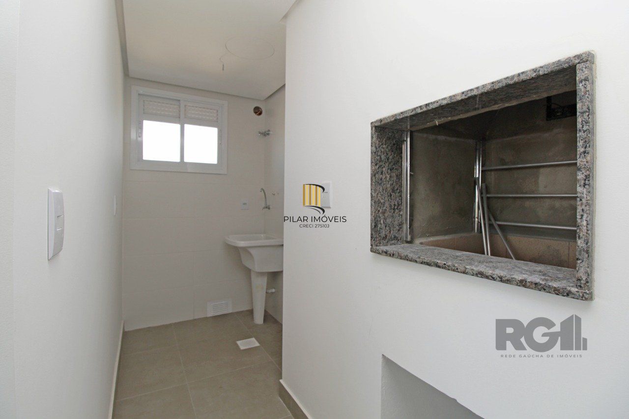 Apartamento de dois dormitórios, suíte e uma vaga de garagem no bairro Petrópolis em Porto Alegre.