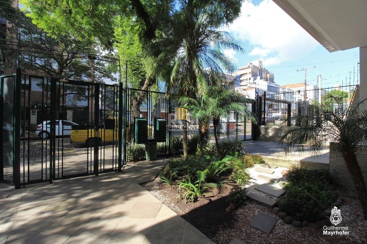 Cobertura de um dormitório, suíte e duas vagas de garagem no bairro Higienópolis em Porto Alegre.