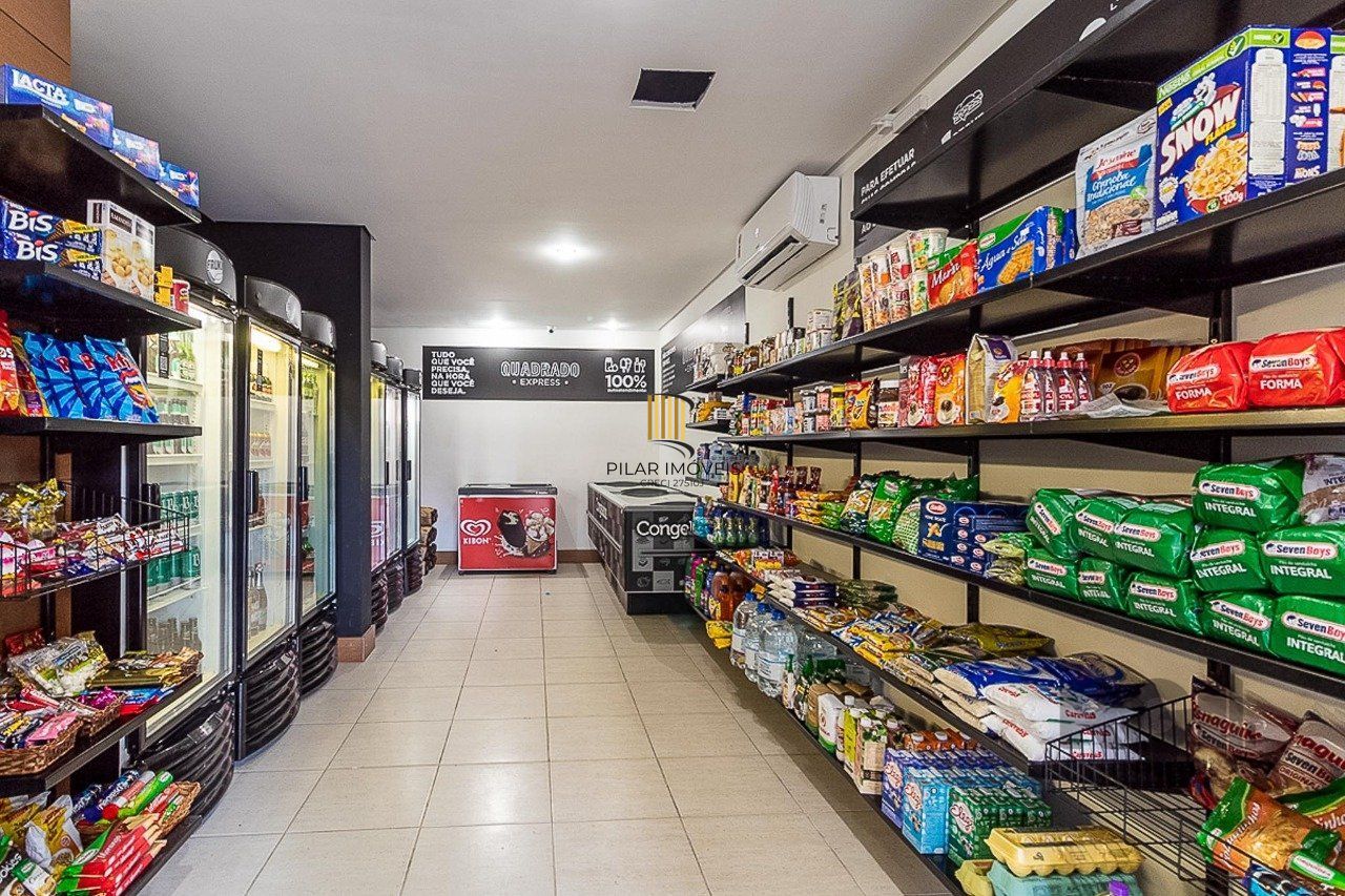   Excelente apartamento semi mobiliado de 3 quartos (dormitórios) transformados em 2 quartos, suíte, churrasqueira e 2 vagas de garagem no bairro Jardim Carvalho em Porto Alegre.