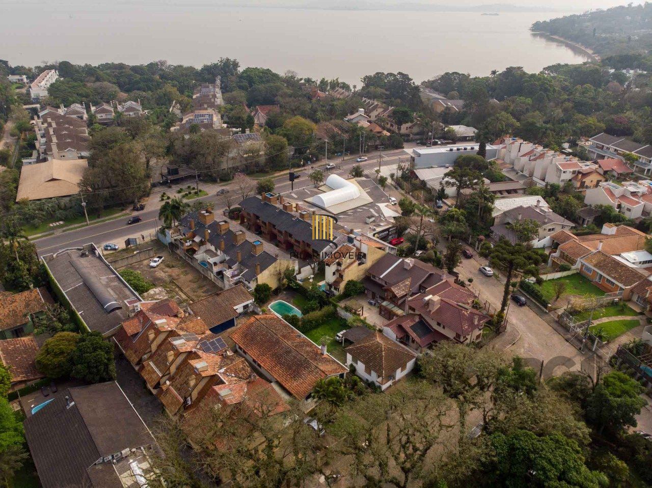 Casa em condomínio fechado, 3 dormitórios, suíte e duas vagas de garagem