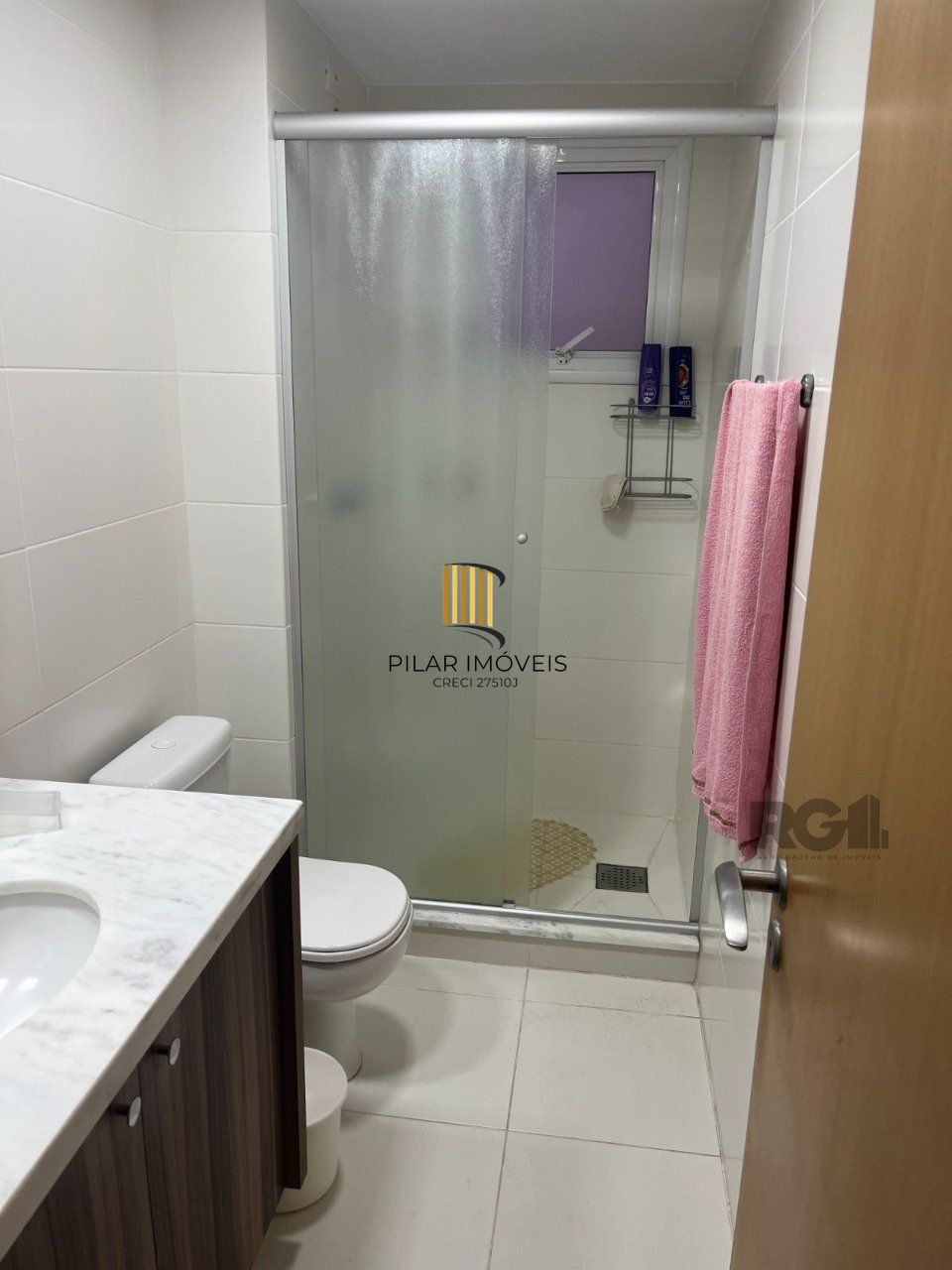 Apartamento 3 dormitórios, suíte, 2 vagas. Andar alto, vista para infraestrutura do condomínio. Semi-mobiliado. 