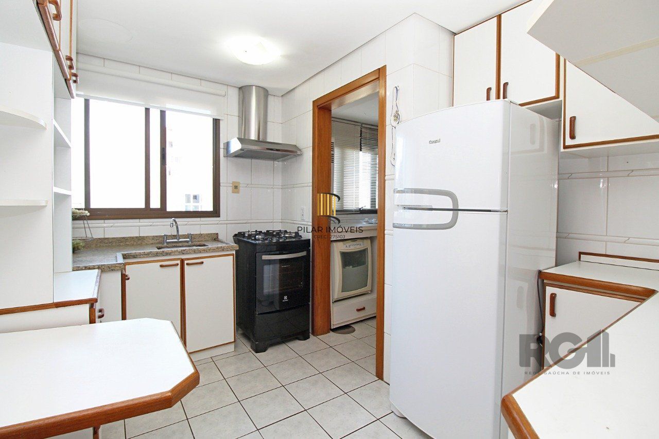 Apartamento de 3 dormitórios, suíte e 2 vagas de garagem no bairro Petrópolis em Porto Alegre