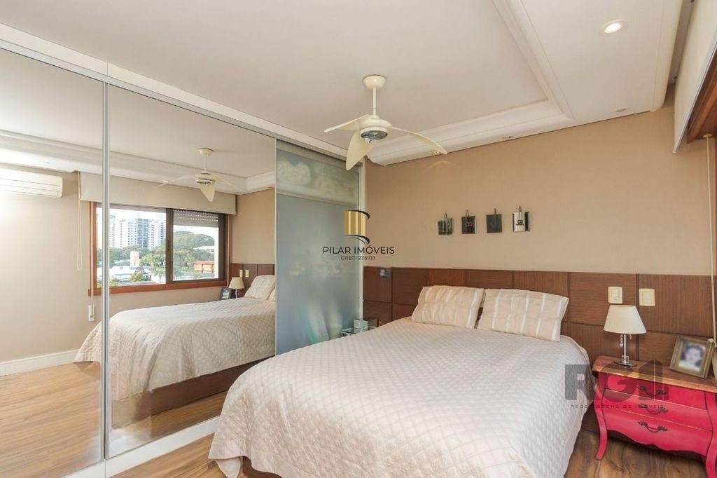 Apartamento de 138m² privativos, 3 dormitórios sendo 1 suíte. Living para 3 bons ambientes com espaço churrasco, sacada integrada e sala de estar. Cozinha com área de serviço separada.