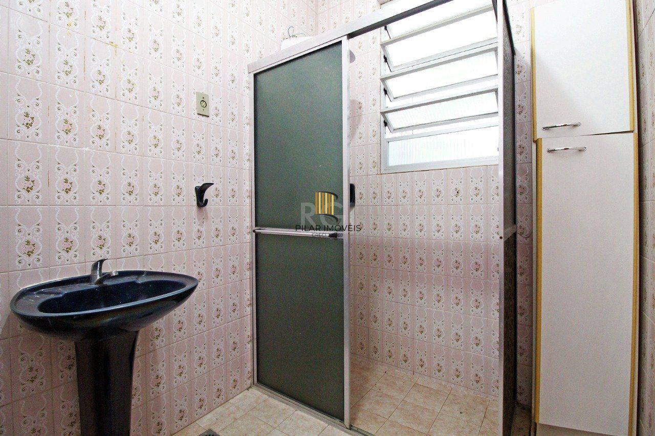 Apartamento de 2 (dois) dormitórios, com excelente localização, no Bairro Petrópolis. Amplo living, cozinha e área de serviço, banho social.