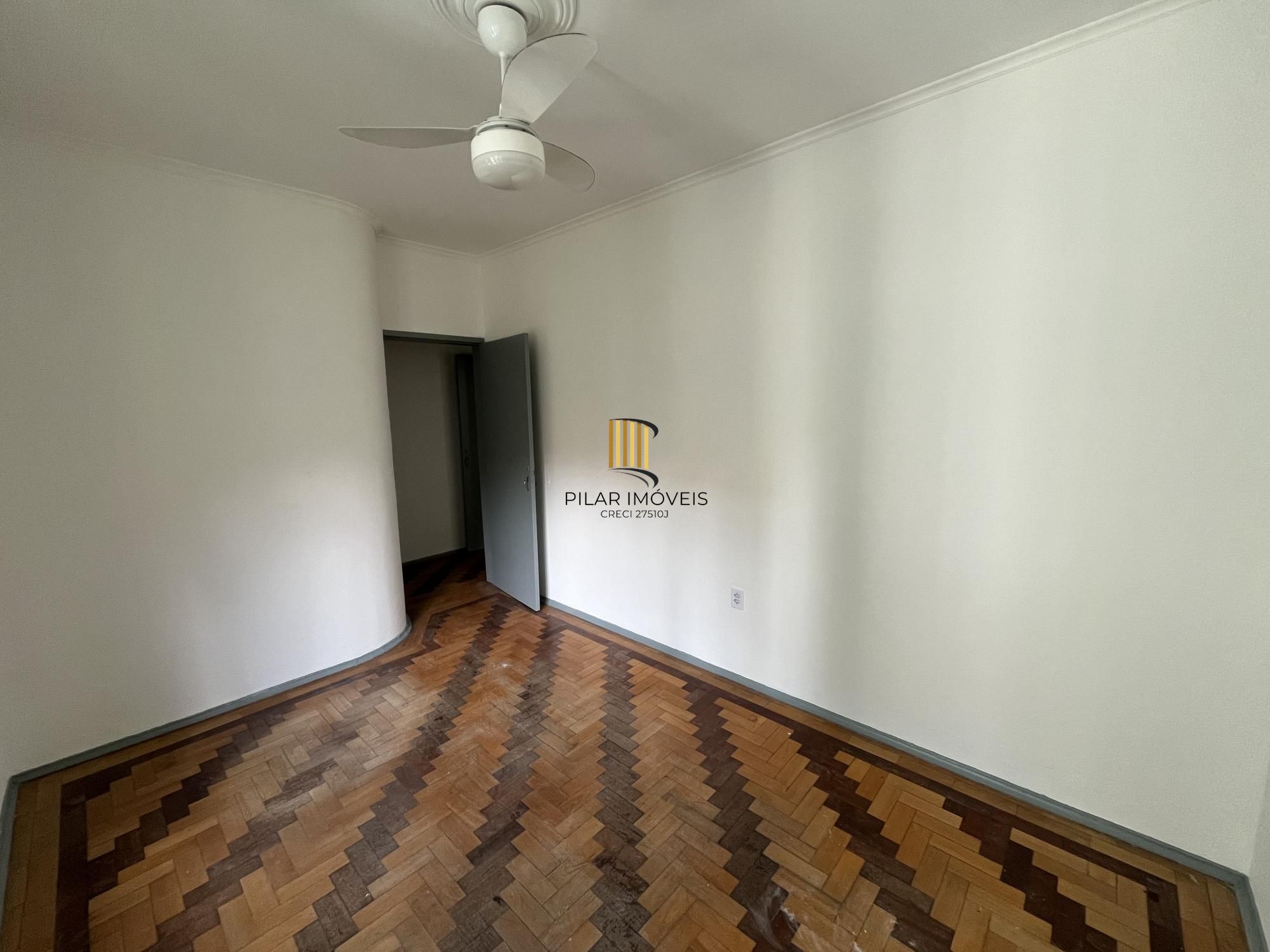 Apartamento de dois quartos em prédio com elevador no bairro Bom Fim em POA/RS