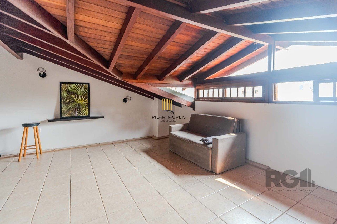 Casa em condomínio fechado, 3 dormitórios, suíte e duas vagas de garagem