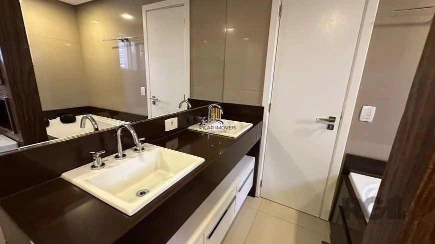 Apartamento 2 dormitórios, sendo 1 suíte, 77 m² de área privativa e 2 vaga(s) de garagem. Localizado na Rua Mario Antunes da Cunha, no bairro Petrópolis em Porto Alegre.