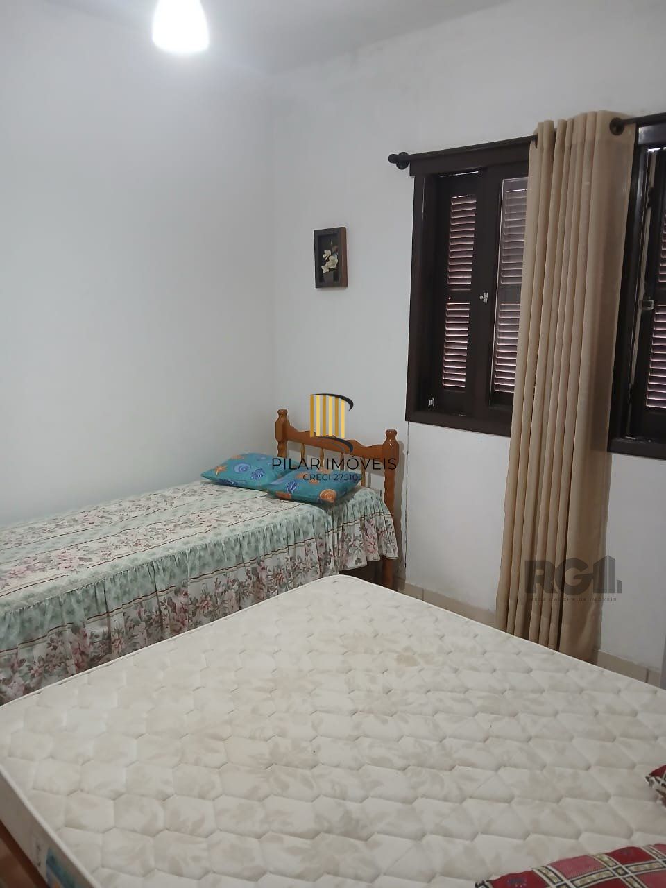 Casa de 2 dormitórios, com banheiro social, e um living em 2 ambientes, com banheiro Social, e cozinha com área de serviço, mais um patio pra 3 carros, e uma piscina nos fundos...