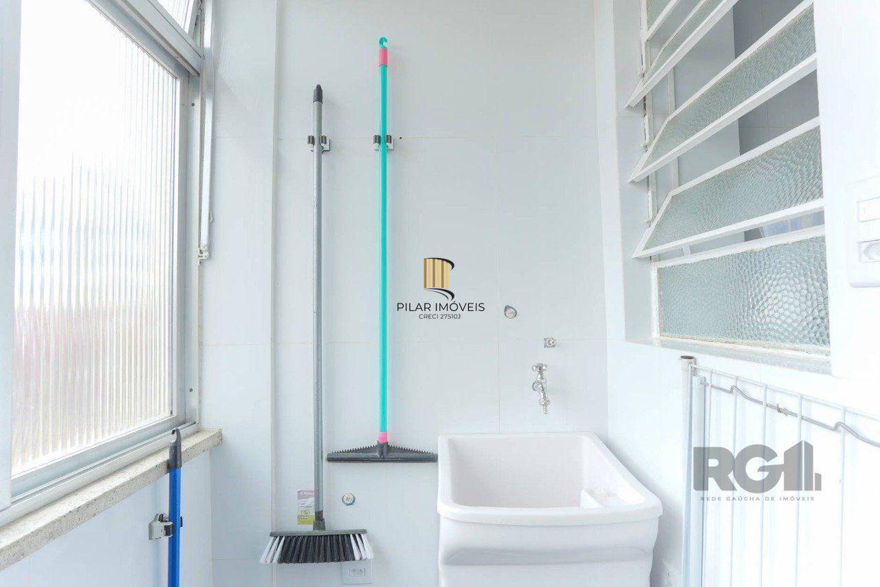 Apartamento de dois quartos no bairro Farroupilha em Porto Alegre.