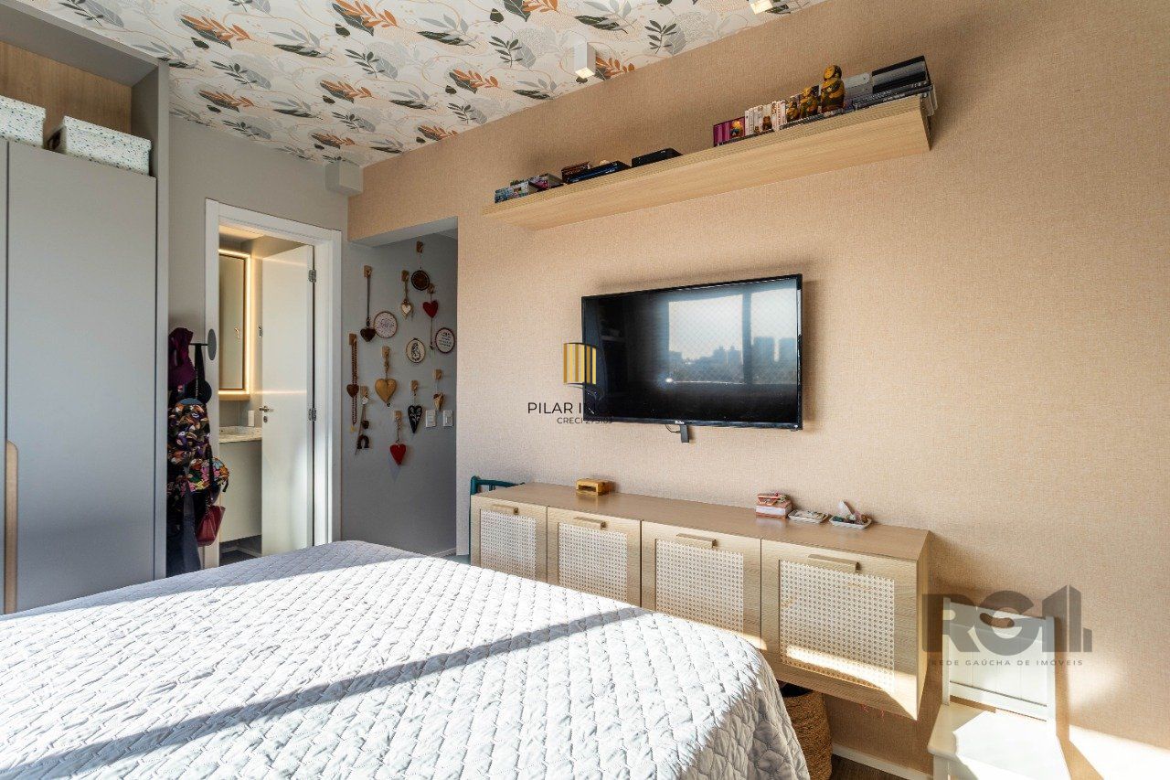 Apartamento de dois dormitórios, suíte e uma vaga de garagem no bairro Santana em Porto Alegre