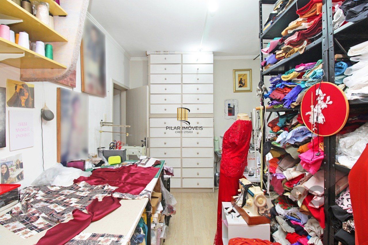 Apartamento de quatro dormitórios e uma vaga de garagem no bairro Bom Fim em Porto Alegre.