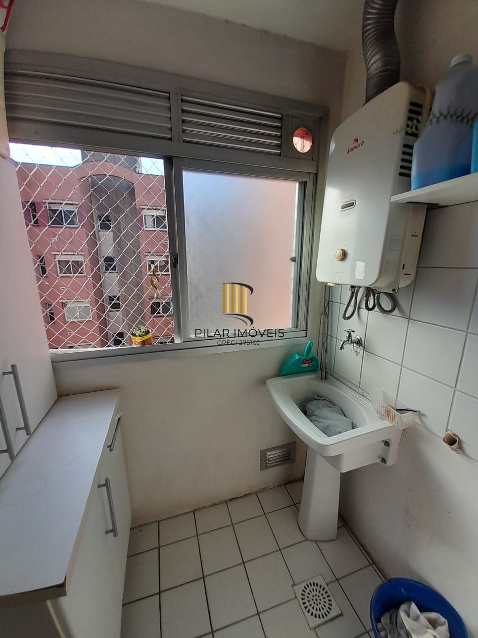 Apartamento de dois quartos e uma vaga de garagem em condomínio com infraestrutura de lazer e segurança.
