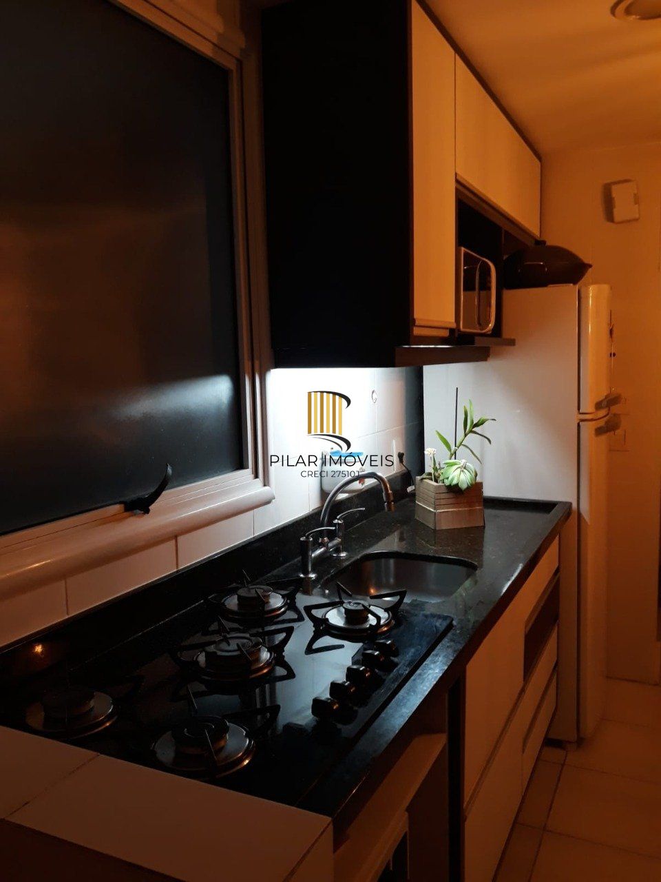Apartamento de três dormitórios, suíte e uma vaga de garagem no bairro Cristo Redentor em Porto Alegre.