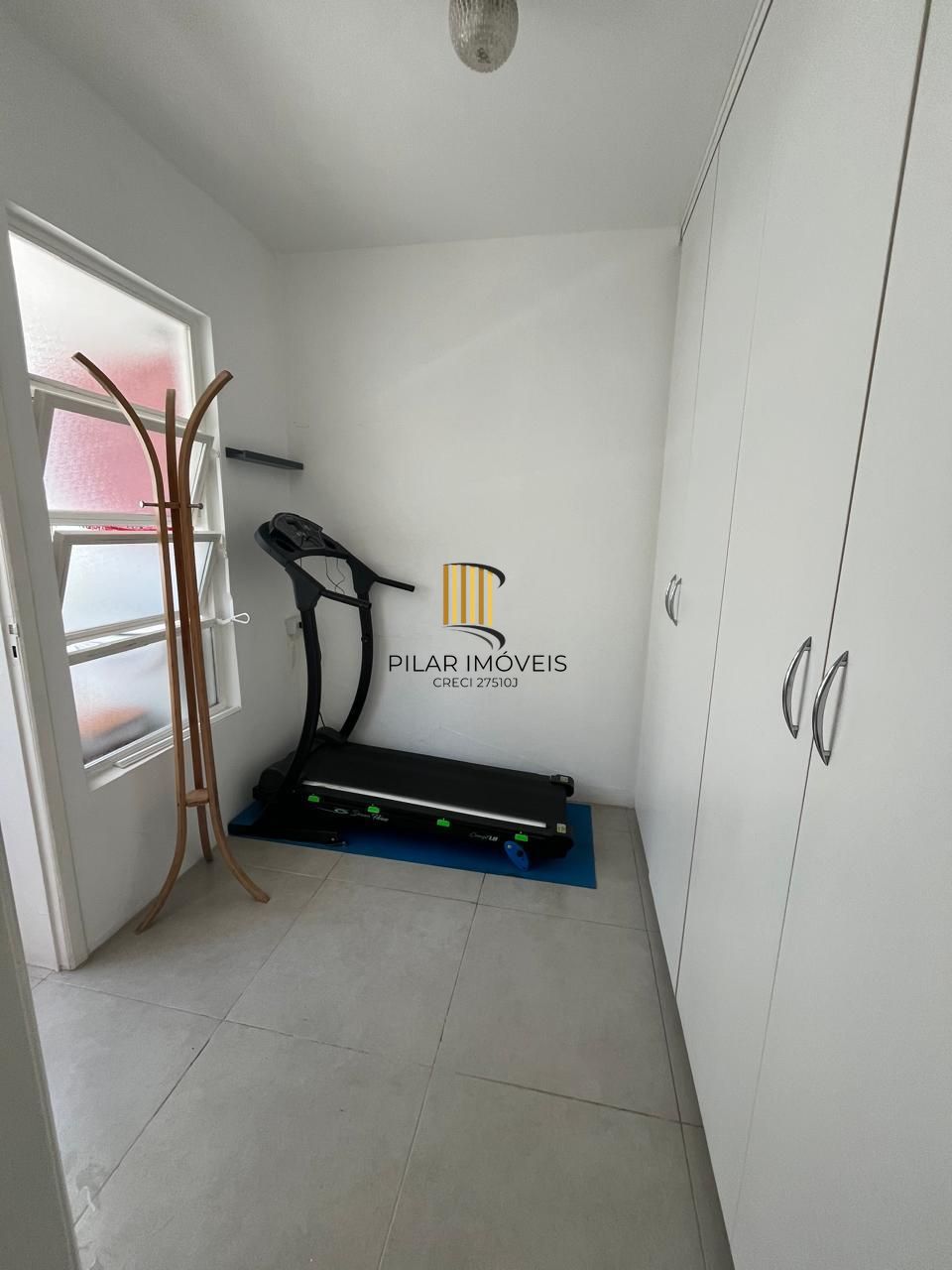 Apartamento de 2 quartos, 2 banheiros e 1 vaga de garagem no bairro Santana POA