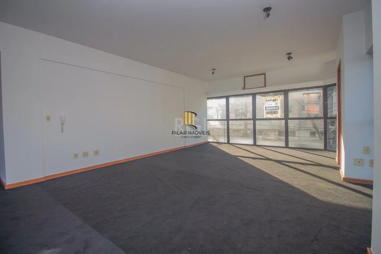 sala comercial com duas vagas de garagem e dois banheiros no bairro Petrópolis em Porto Alegre.