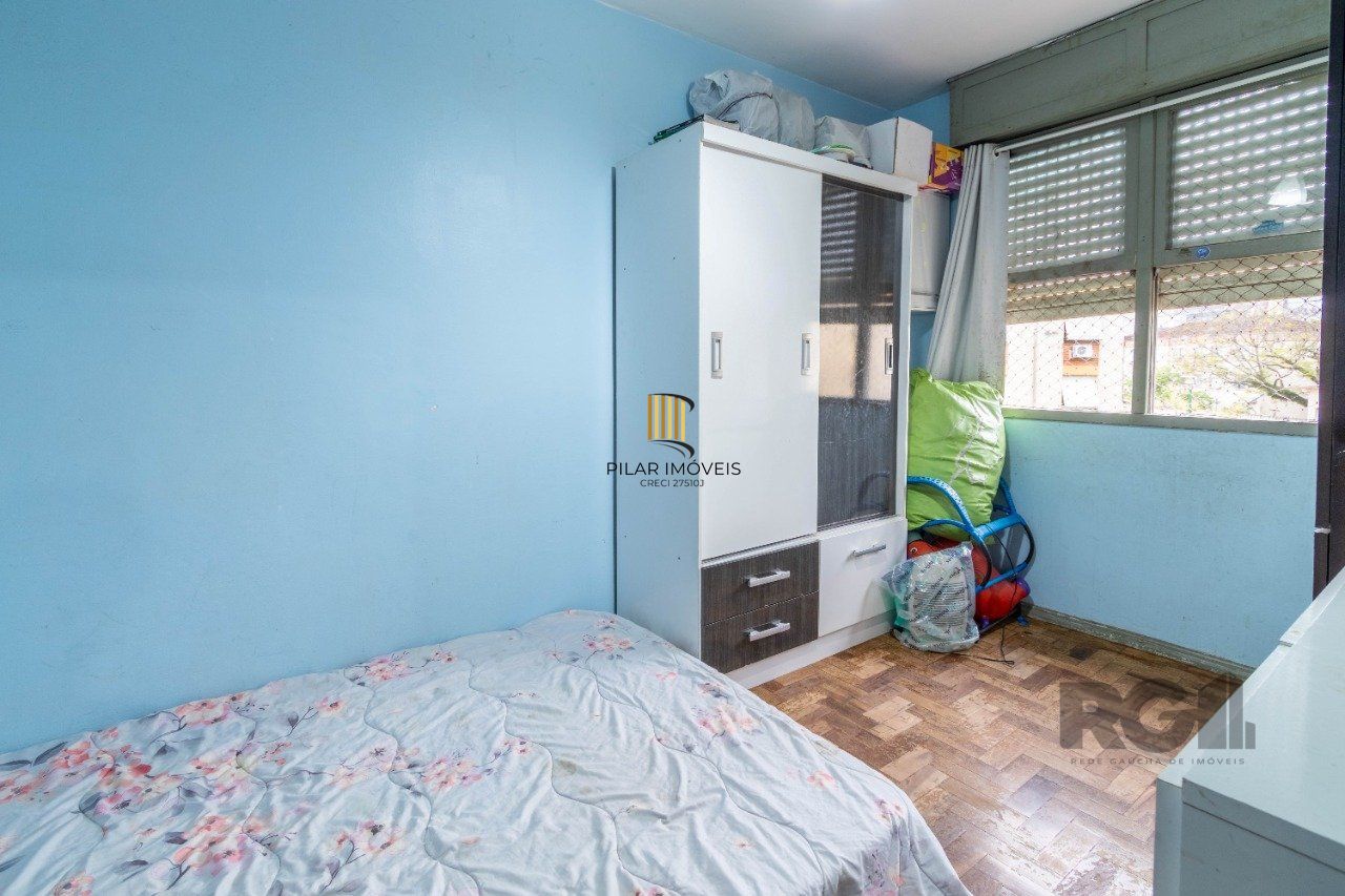 Apartamento de três dormitórios com vaga no Conjunto Residencial Roque Calage, bairro Passo da Areia em Porto Alegre.