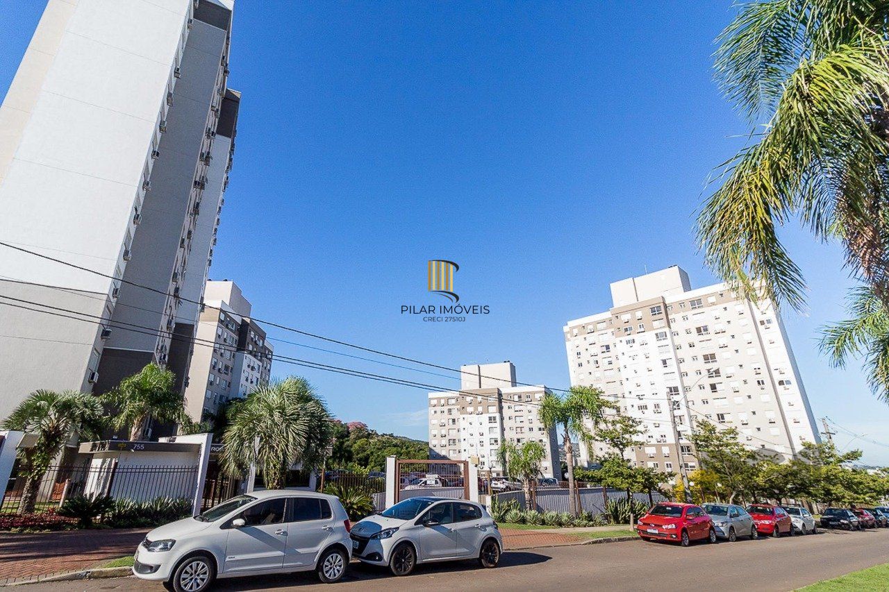   Excelente apartamento semi mobiliado de 3 quartos (dormitórios) transformados em 2 quartos, suíte, churrasqueira e 2 vagas de garagem no bairro Jardim Carvalho em Porto Alegre.