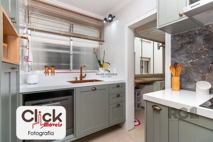 Apartamento 4 dormitórios, sendo 1 suíte, 193 m² de área privativa e 2 vaga(s) de garagem. Localizado na Rua/Av. Carlos Gomes, no bairro Auxiliadora em Porto Alegre.