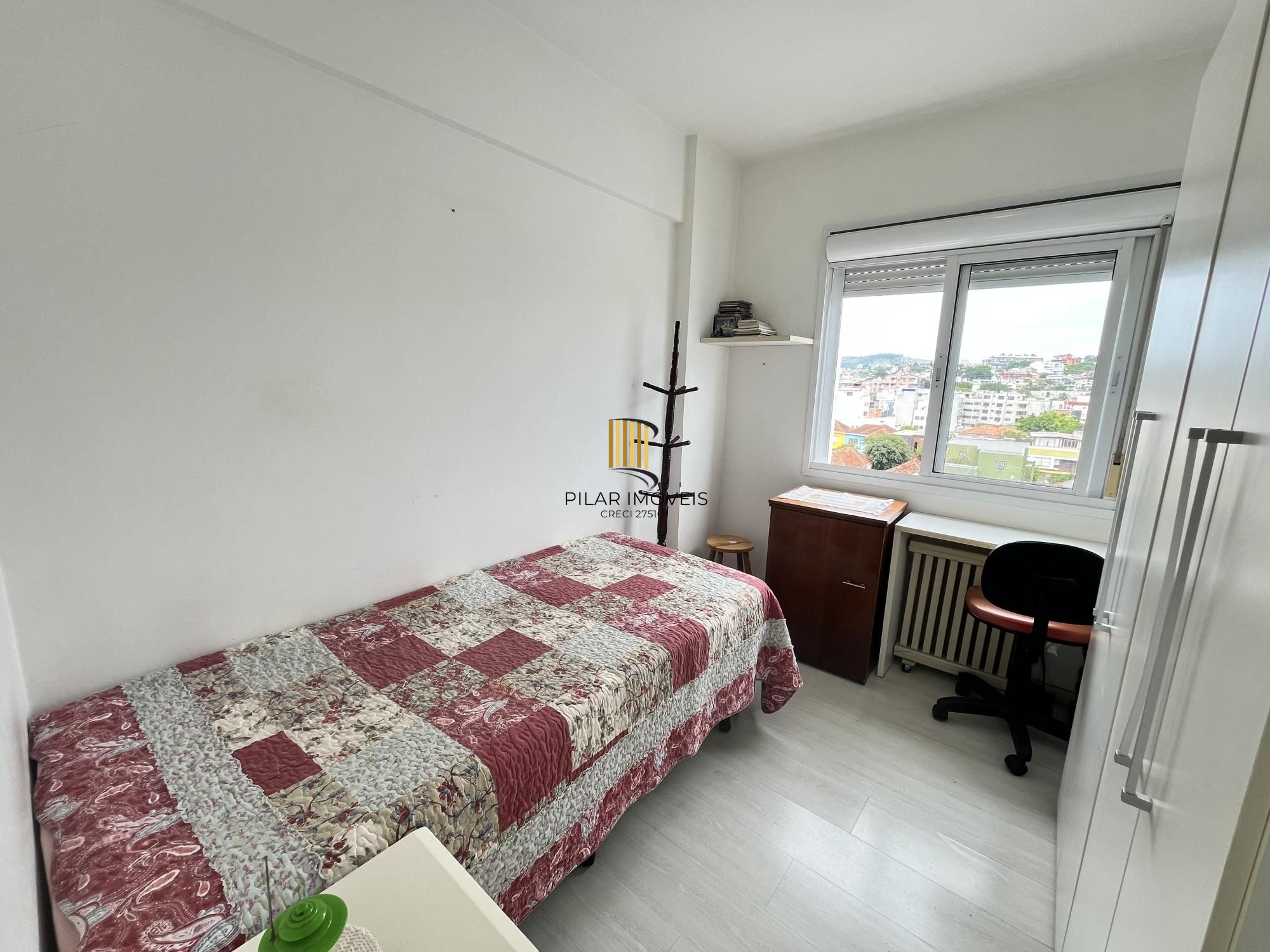 Apartamento de 2 quartos, suíte e 1 vaga de garagem no bairro Azenha em POA/RS