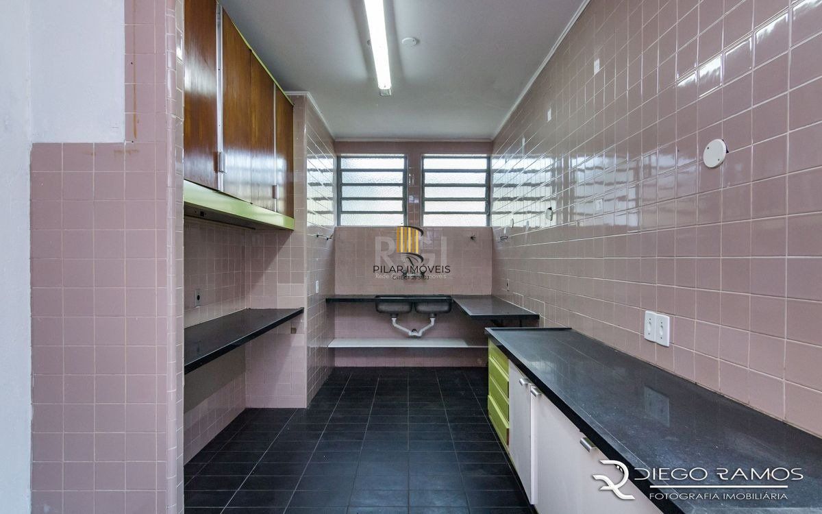 Venda de casa residencial 25,00m x 80,00m- Menino Deus. 4 vagas, 4 dormitórios, sendo 1 suíte, 1 varanda, lareira e churrasqueira.