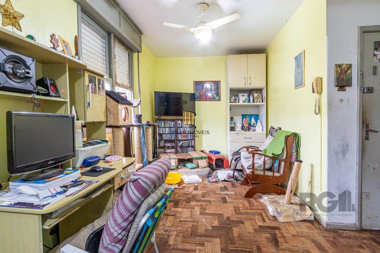 Apartamento de três dormitórios com vaga no Conjunto Residencial Roque Calage, bairro Passo da Areia em Porto Alegre.
