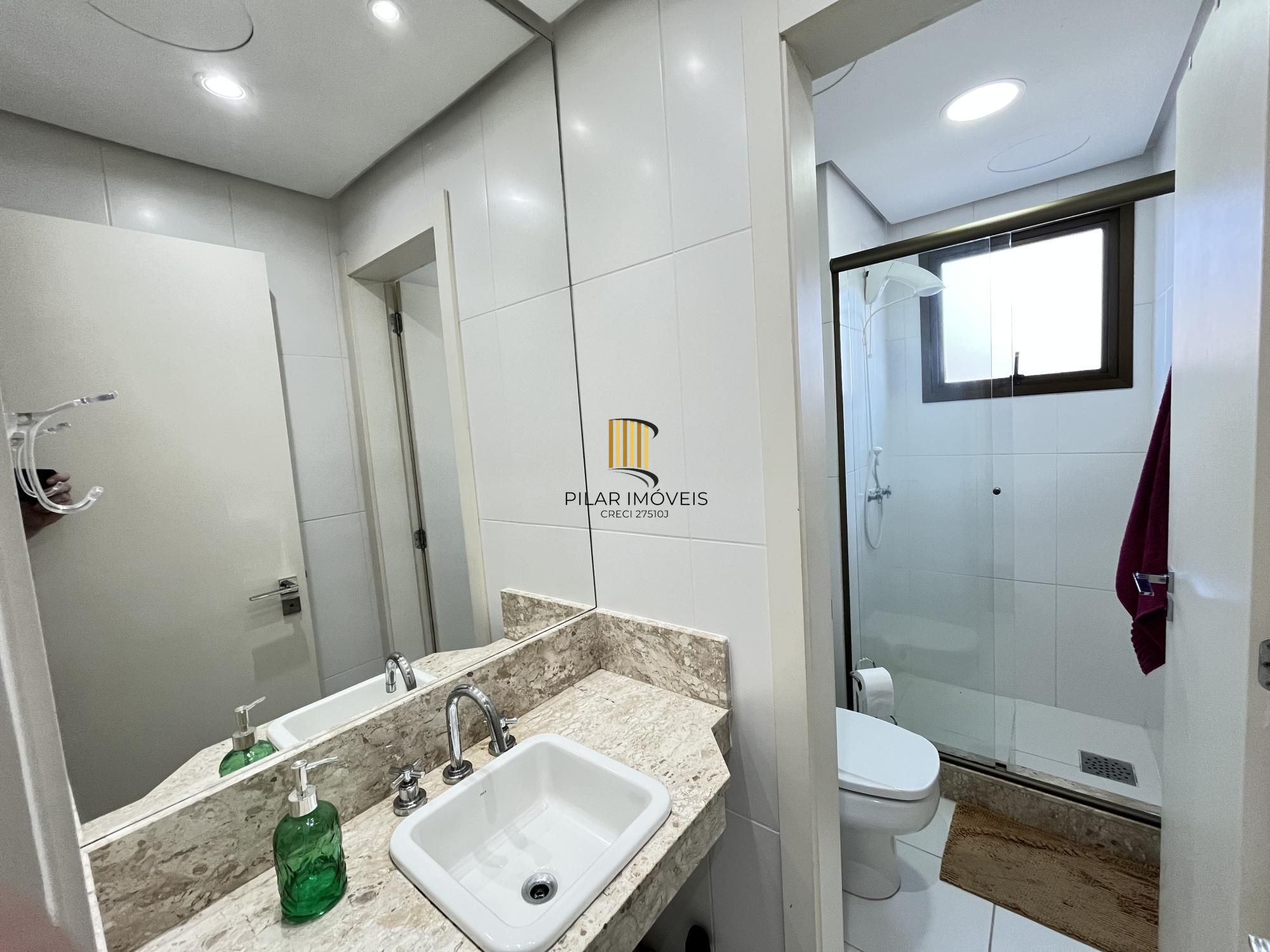 Apartamento de 3 quartos, suíte e 2 vagas de garagem no bairro Menino Deus POA