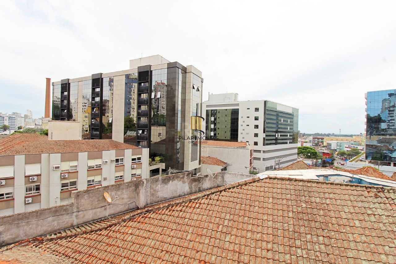 Cobertura de dois dormitórios e dois banheiros, próximo ao hospital Moinhos de Vento e shopping total, bairro Floresta em Porto Alegre.