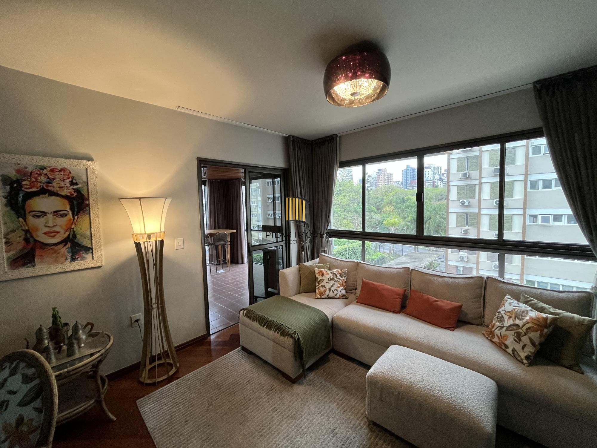 Apartamento de 2 quartos, suíte, churrasqueira, lareira e garagem Bela Vista POA