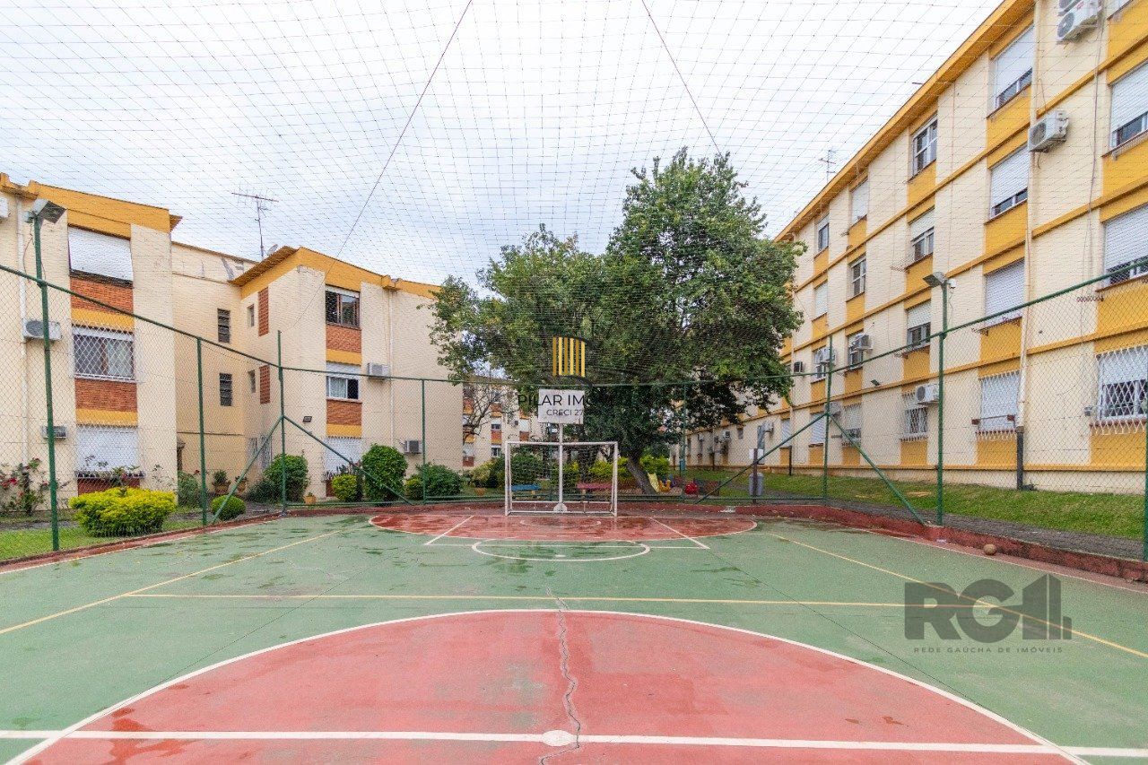 Apartamento de três dormitórios com vaga no Conjunto Residencial Roque Calage, bairro Passo da Areia em Porto Alegre.