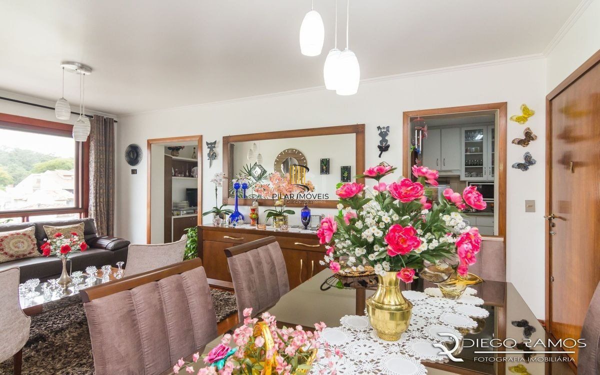 Apartamento de 2 dormitórios ,80 M² com possibilidade de transformação em 3 dormitórios. Living: Para dois ambientes e estar íntimo. Copa-Cozinha: Funcional e bem equipada. Ampla Área de Serviç