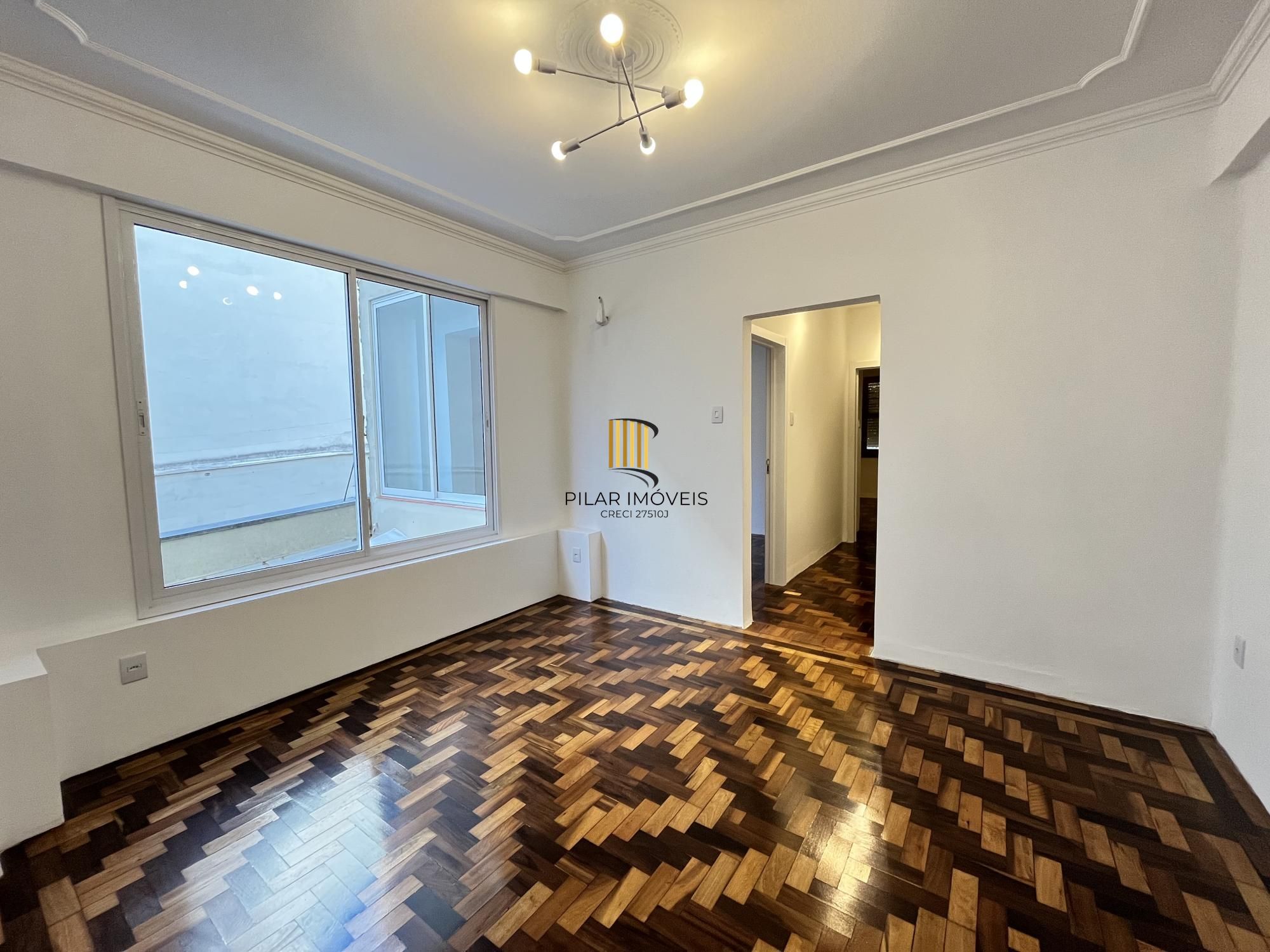 Apartamento reformado de 2 quartos no bairro Moinhos de Vento em POA