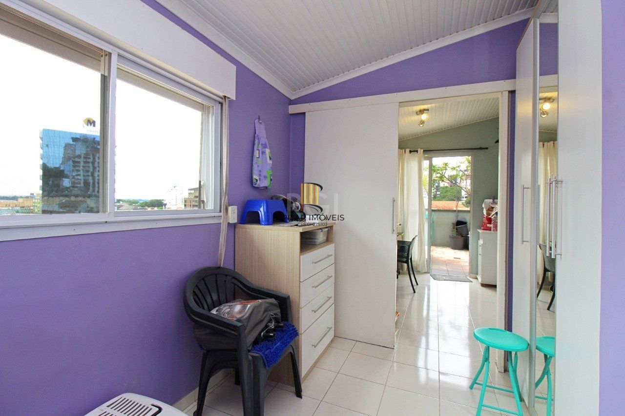 Cobertura de dois dormitórios e dois banheiros, próximo ao hospital Moinhos de Vento e shopping total, bairro Floresta em Porto Alegre.