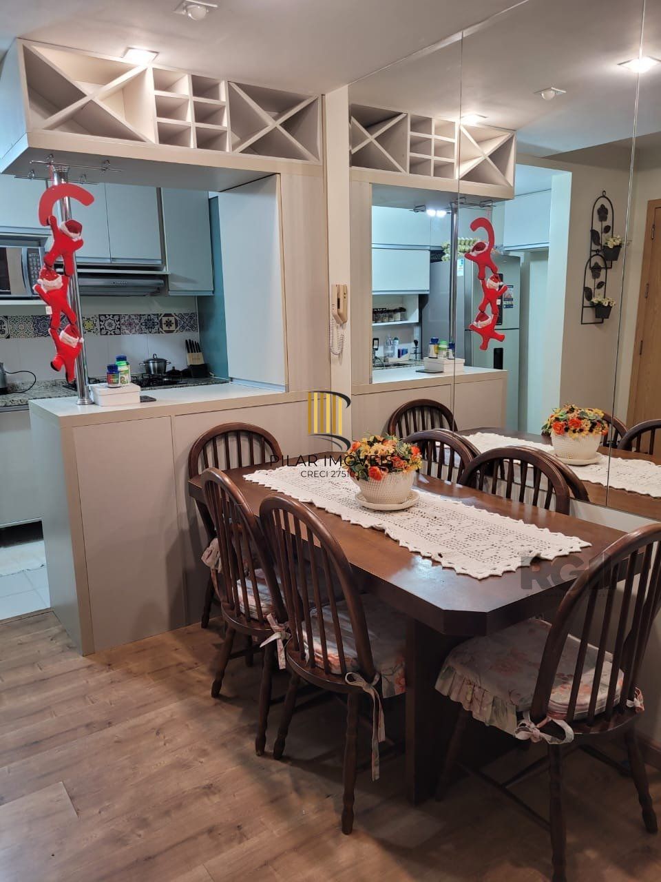 Apartamento de três dormitórios, suíte e uma vaga de garagem no bairro Jardim Carvalho em Porto Alegre.
