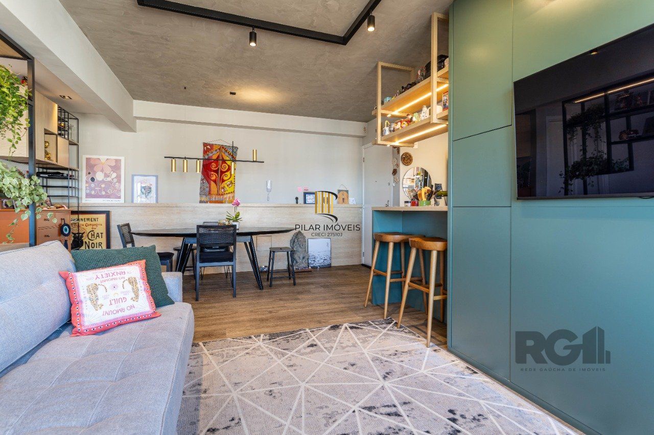 Apartamento de dois dormitórios, suíte e uma vaga de garagem no bairro Santana em Porto Alegre