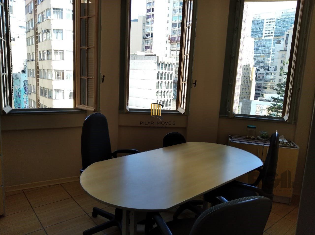 Vende sala com excelente localização próximo do Mercado Público, frente, andar alto. Condomínio oferece: Portaria em horário comercial, elevadores e câmeras de vigilância.