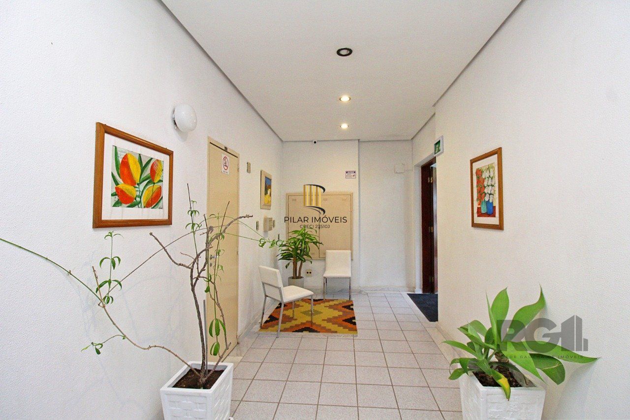 Cobertura de 1 dormitório com uma vaga de garagem no bairro Independência em Porto Alegre