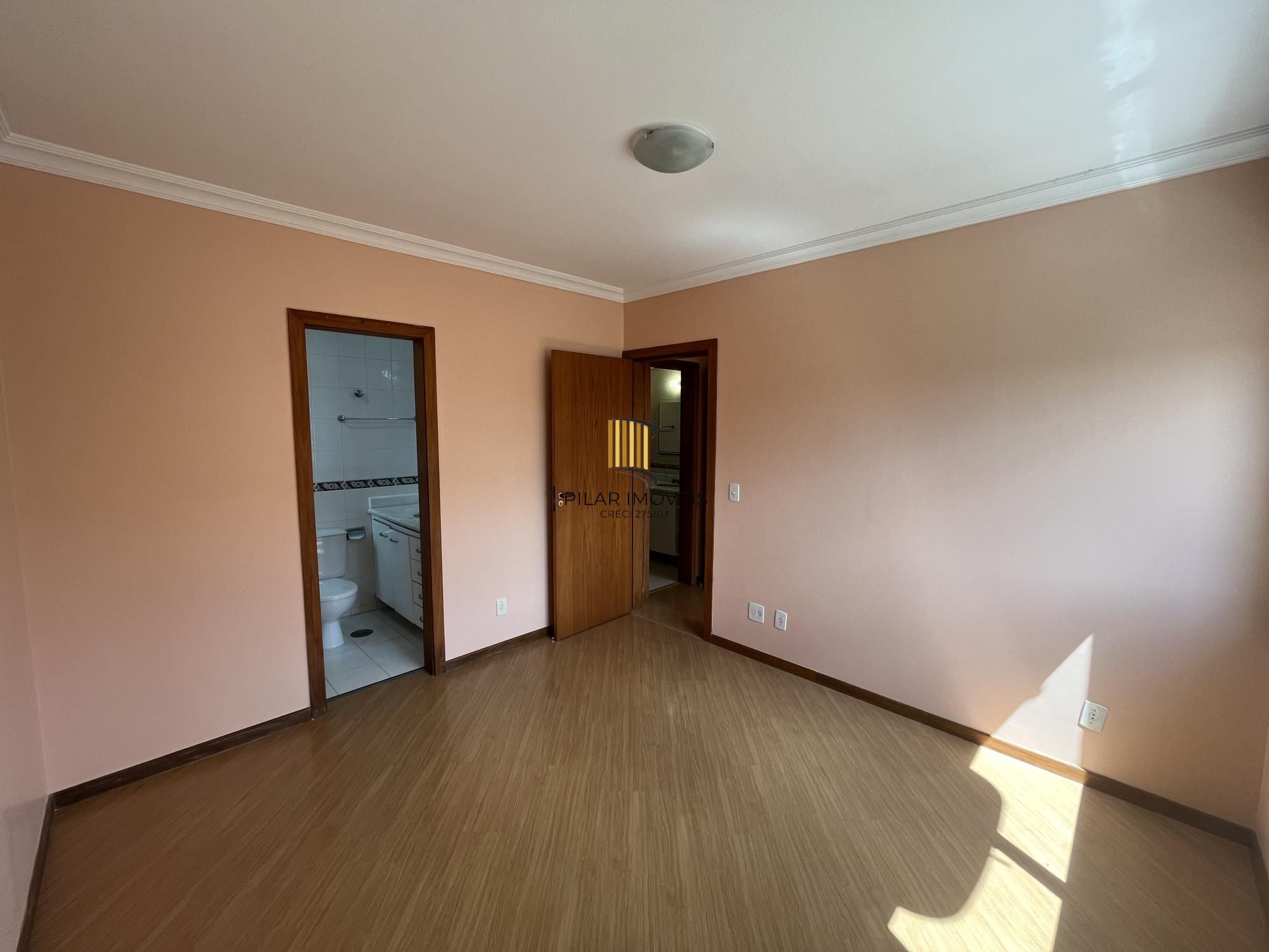 Apartamento de dois quartos, suíte e uma vaga de garagem no bairro Menino Deus