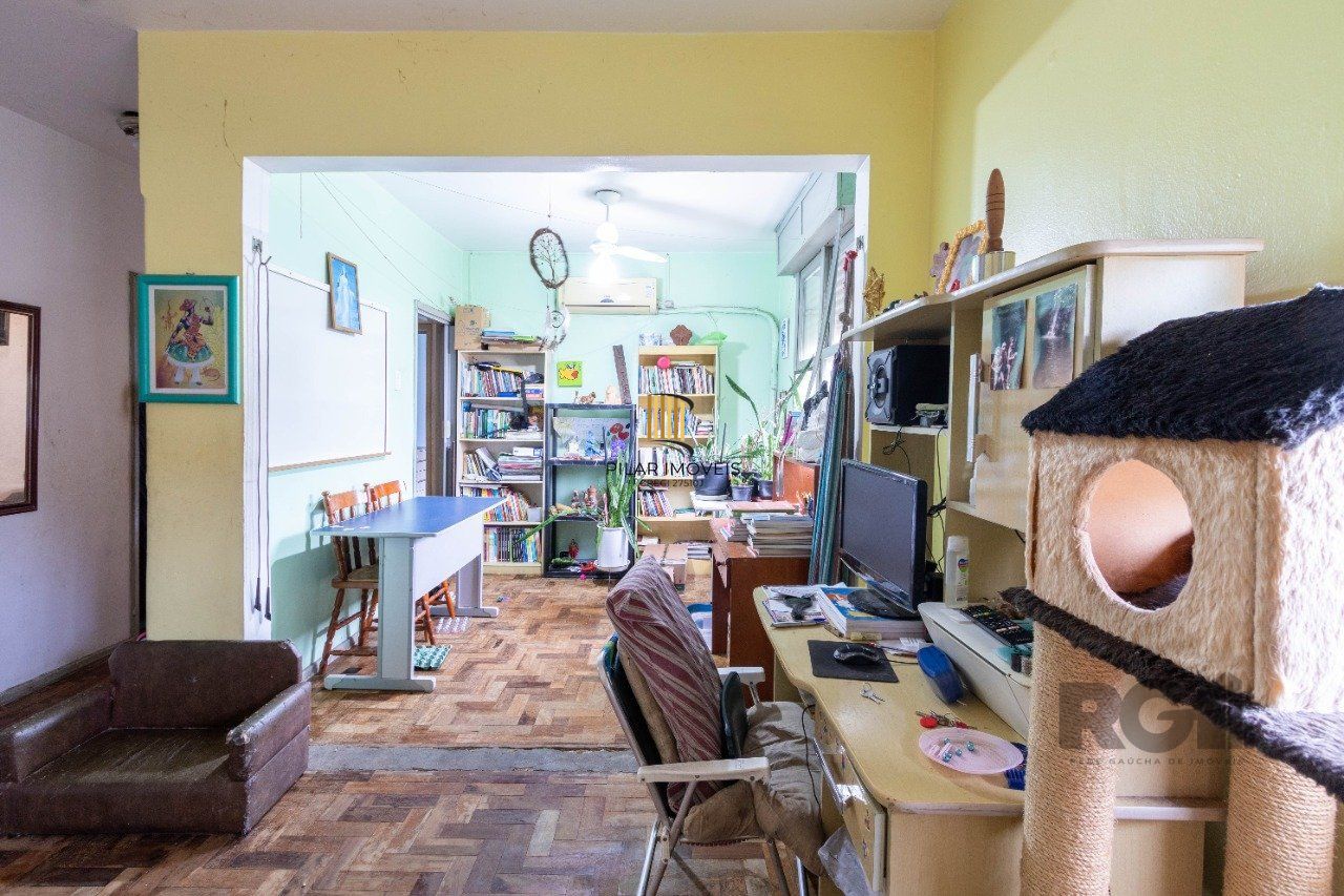 Apartamento de três dormitórios com vaga no Conjunto Residencial Roque Calage, bairro Passo da Areia em Porto Alegre.