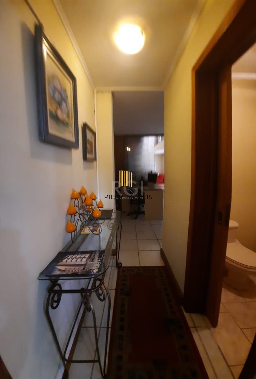 Casa para Venda - 347m², 5 dormitórios, sendo 2 suites, 3 vagas - São João
