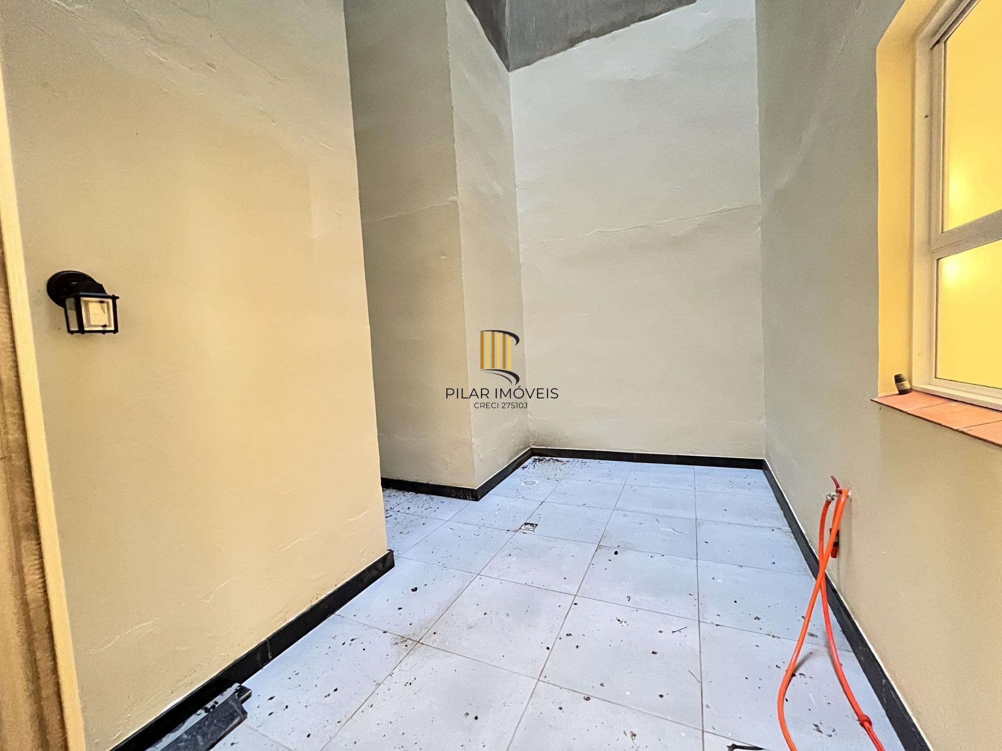 Apartamento reformado de 2 quartos no bairro Moinhos de Vento em POA