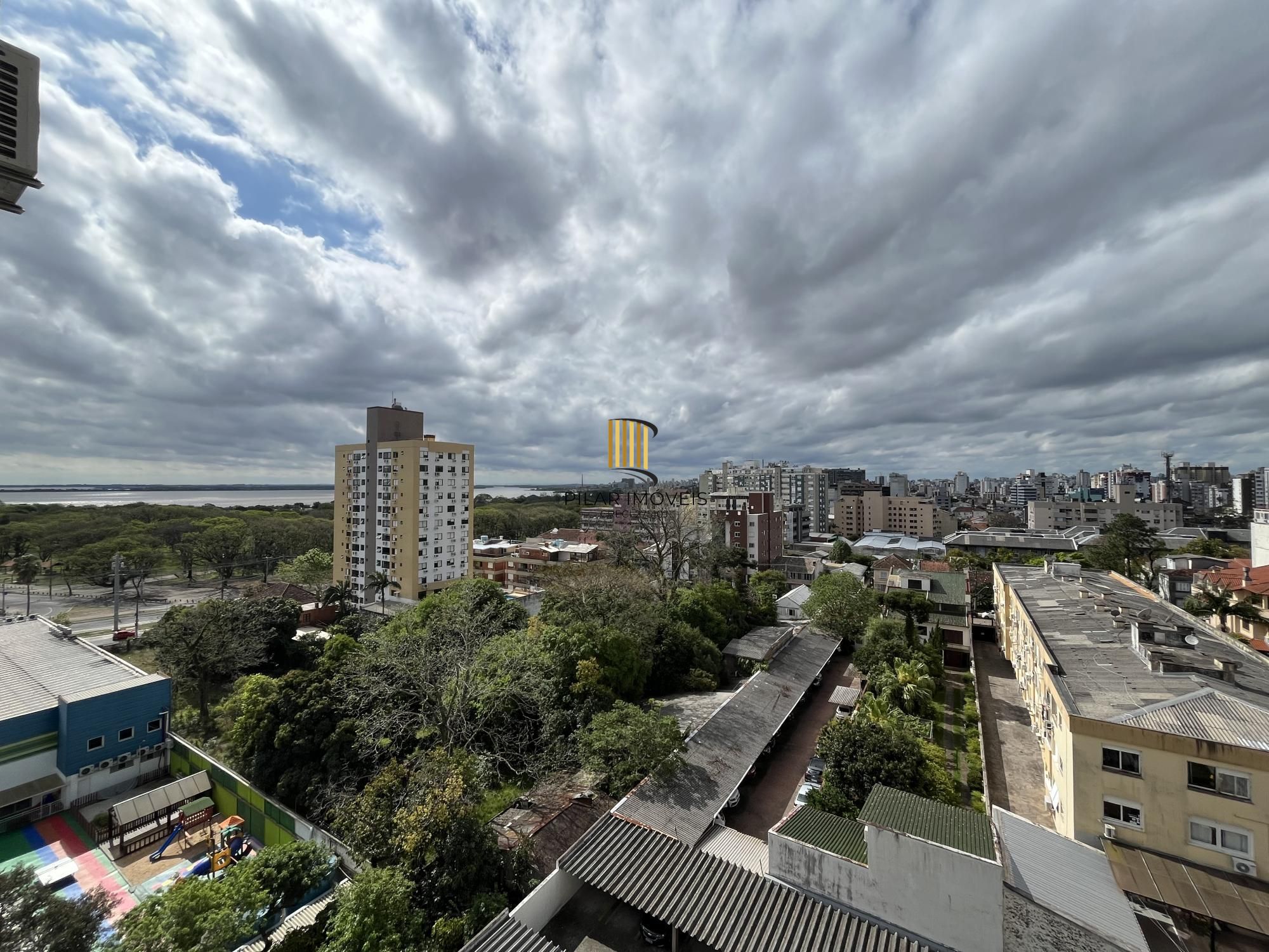 Apartamento de 3 quartos, suíte e 1 vaga de garagem no bairro Menino Deus em POA
