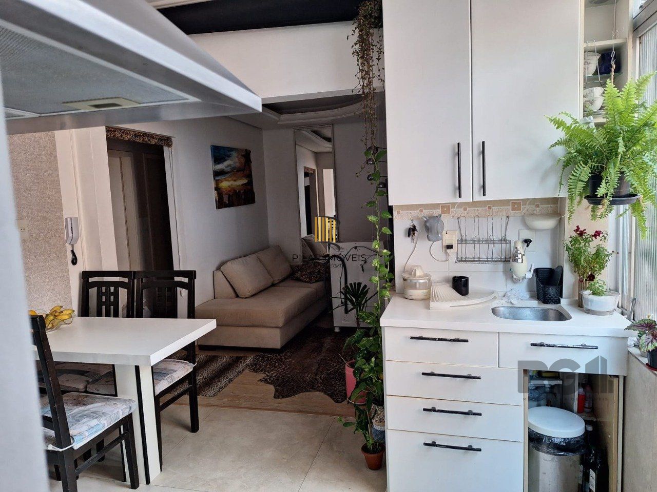 Apartamento de quatro dormitórios e uma vaga de garagem no bairro Bom Fim em Porto Alegre.