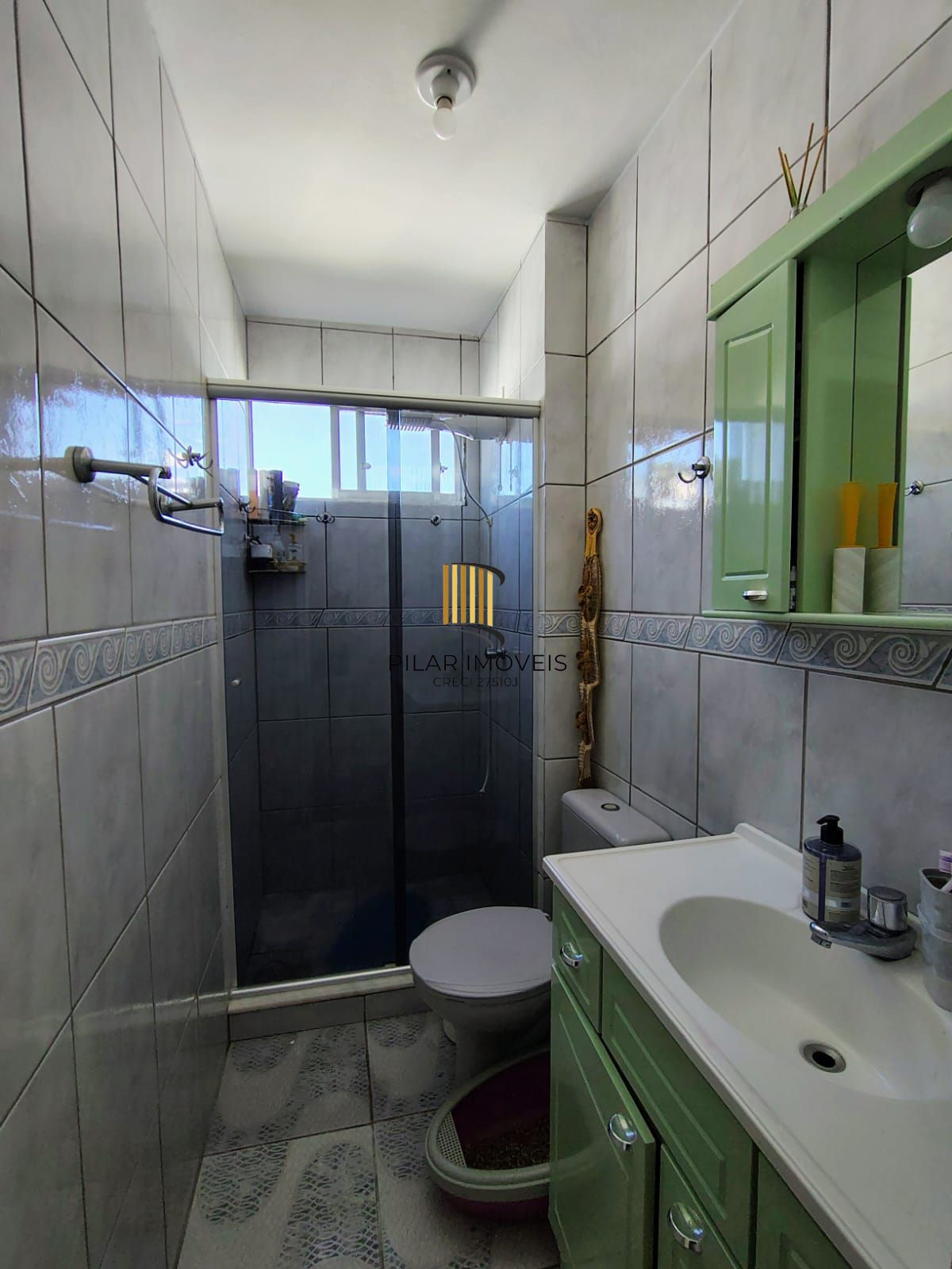 Apartamento de três quartos e uma vaga de garagem rotativa
