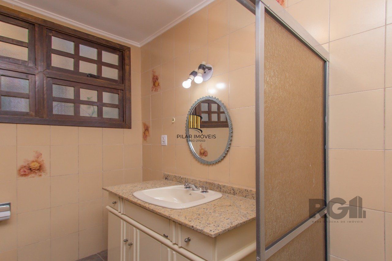 Casa de três quartos, suíte e Três vagas de garagem no bairro São João em POA/RS