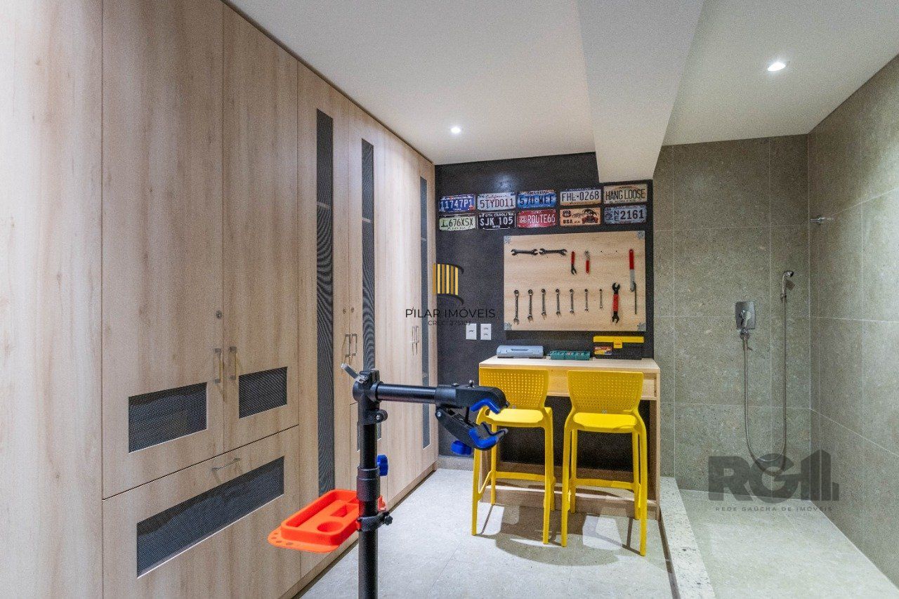 Apartamento de dois dormitórios, suíte e uma vaga de garagem no bairro Santana em Porto Alegre