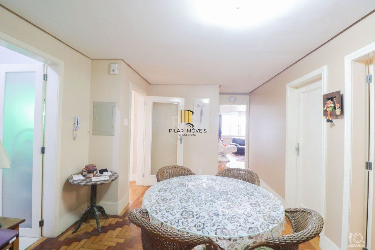 Apartamento á venda com 3 dormitórios com 1 suíte com sacada + 2 sacadas na sala e living, 233,85M²  e 1 vaga de garagem escriturada e coberta, no Bairro Independência em Porto Alegre.
